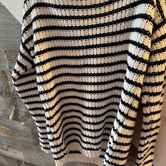 New Tommy Hilfiger sweater size medium - Picture 3 of 4